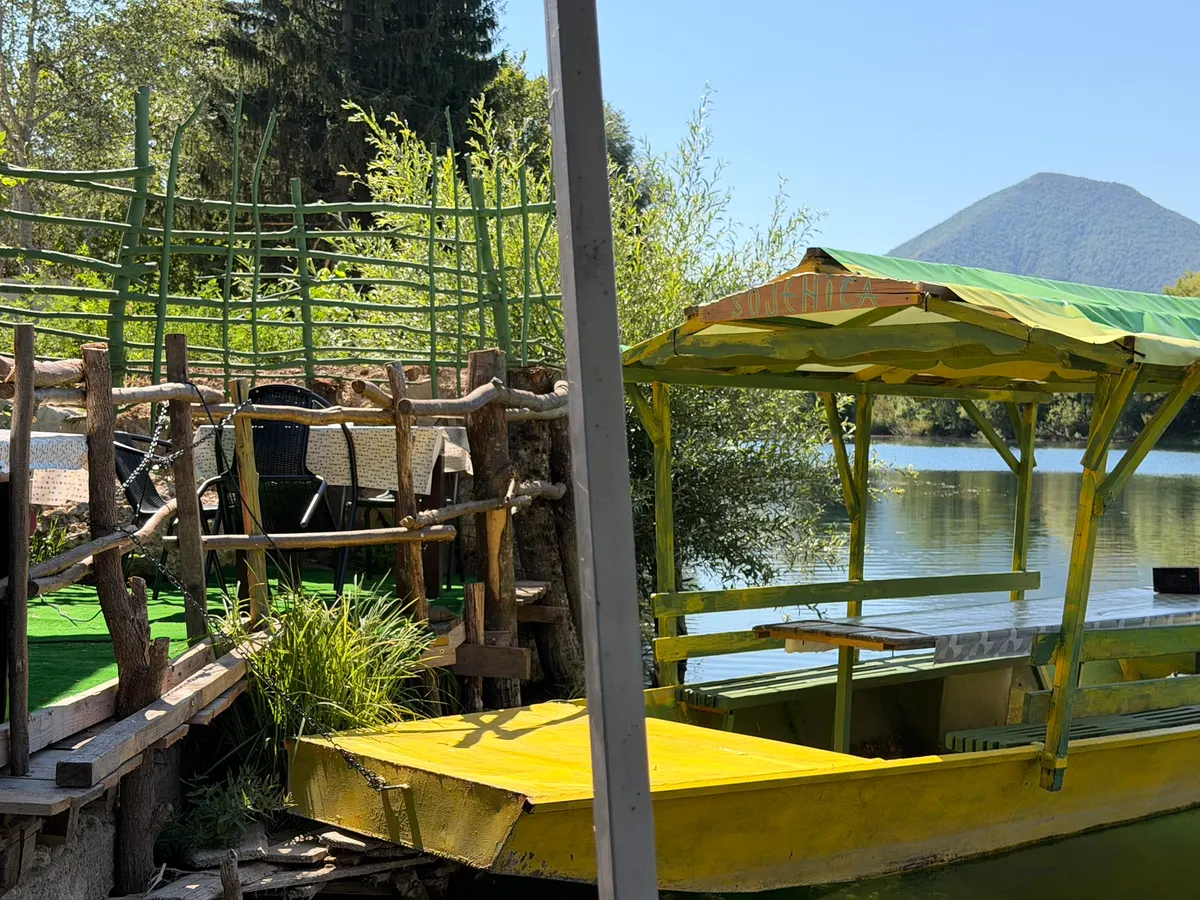 Pored Une — lađa i planina viđeni iz bašte Sojenice